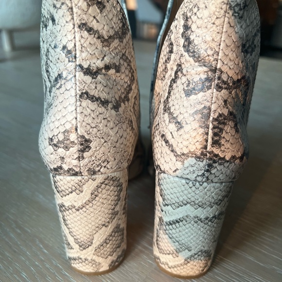 Steve Madden Booties. Snakeskin. Size 6 - Picture 4 of 6